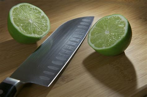 Any Knife Or Instrument Used In Splitting Or Cleaving. in Tagalog.